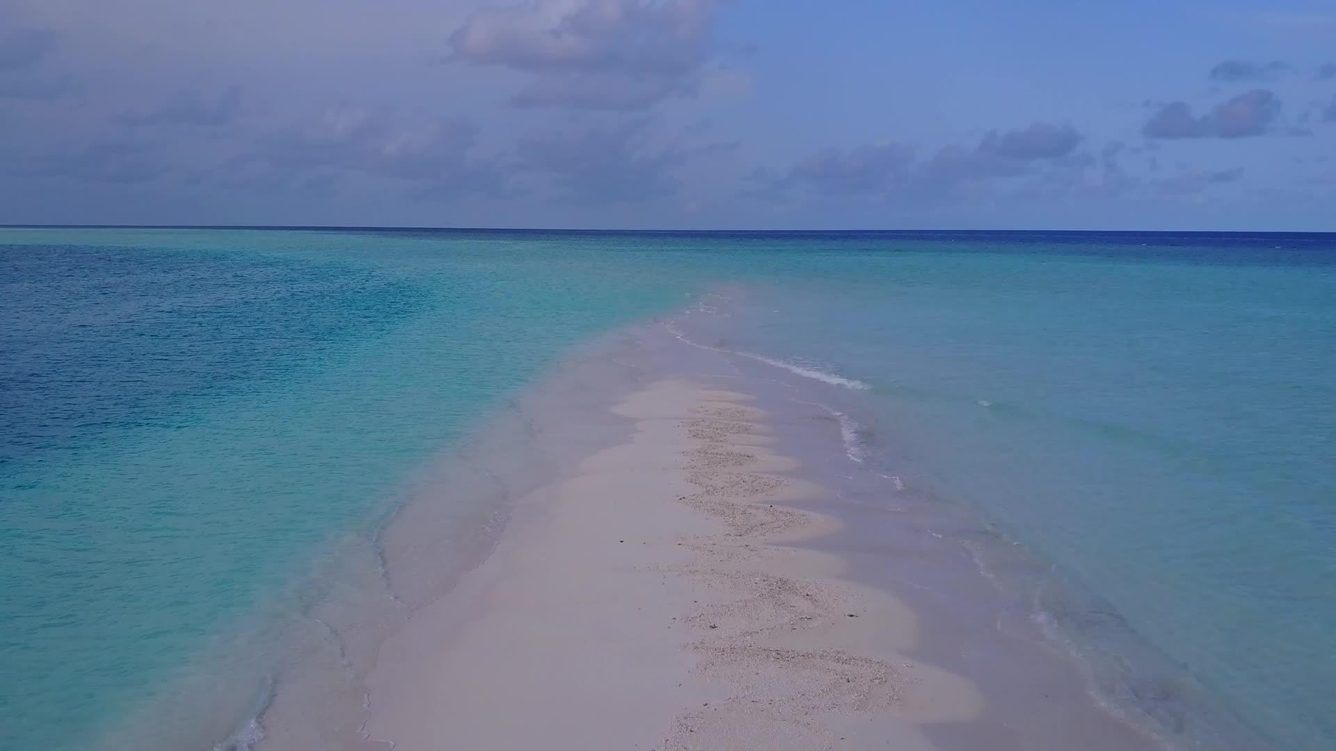 豪华海岸线海滩沙滩背景的豪华海岸线海滩冒险风景无人驾驶飞机视频的预览图