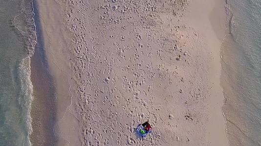 透明海白沙背景下完美旅游海滩探索无人机景观摘要视频的预览图