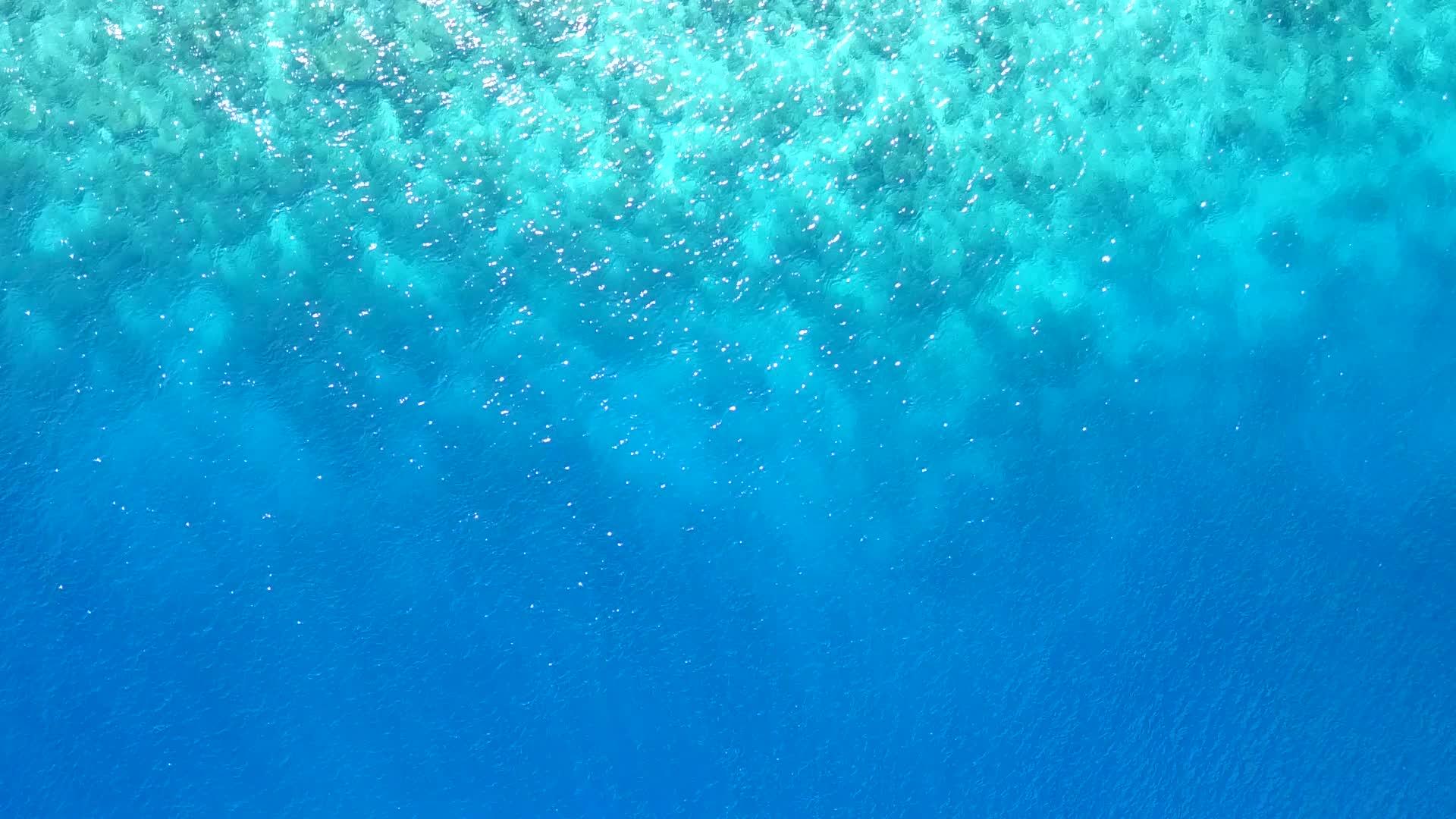 白沙背景蓝色泻湖宁静海岸线海滩旅行空中无人机纹理视频的预览图