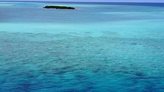 豪华海滩野生生物由白沙背景的绿松石环礁湖绘制而成视频的预览图