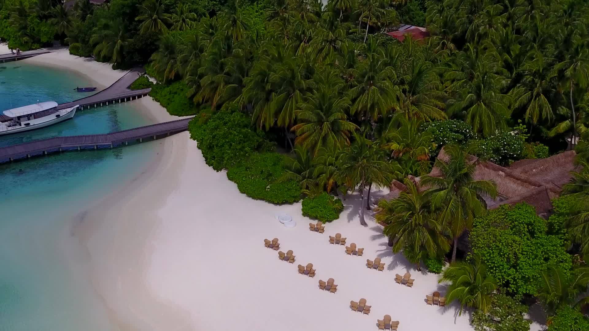 透明的海洋无人机与明亮的沙子背景到豪华度假村海滩时间视频的预览图