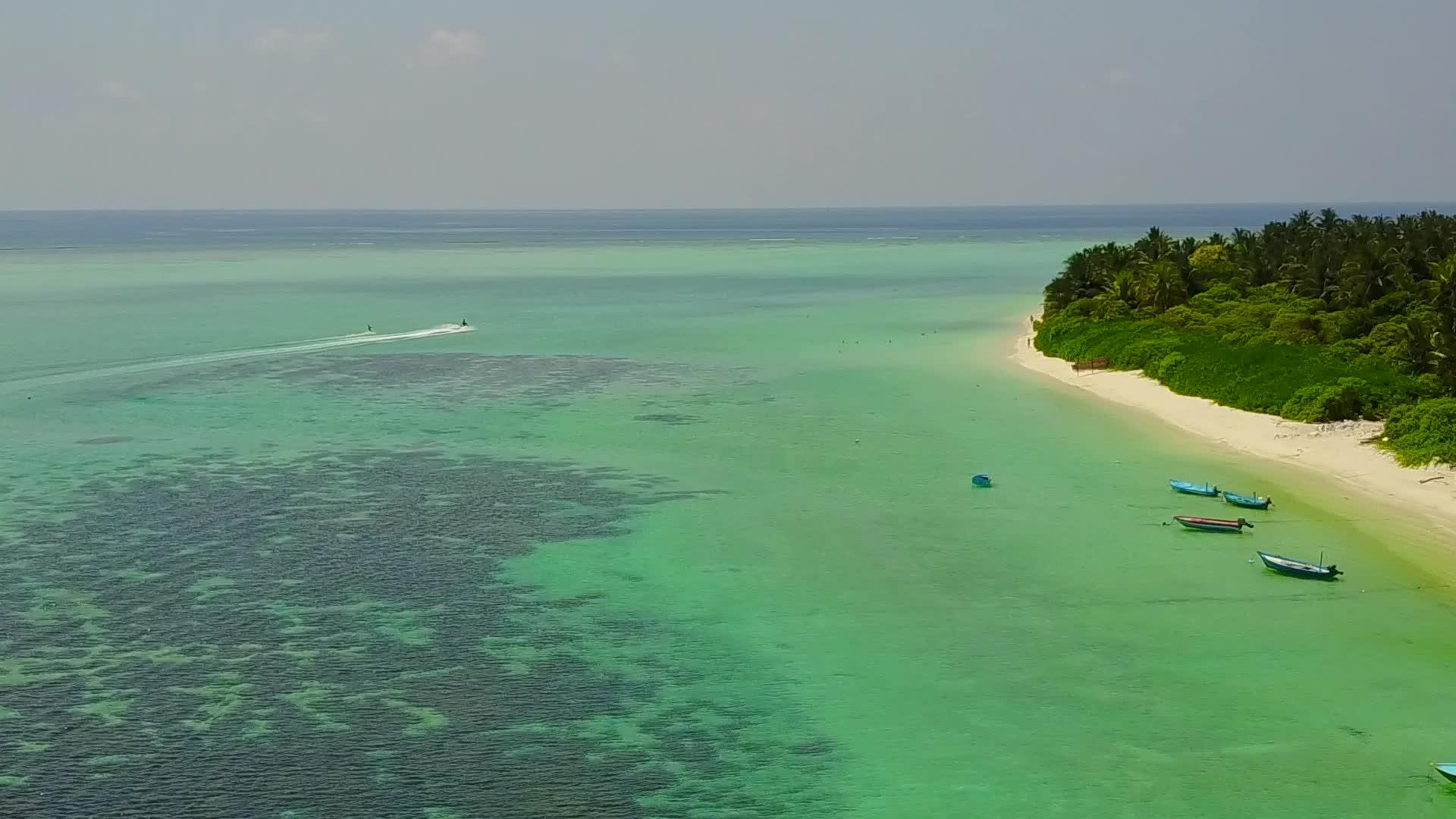 利用蓝色水礁湖看完美的海滩休息背景为白色沙滩视频的预览图