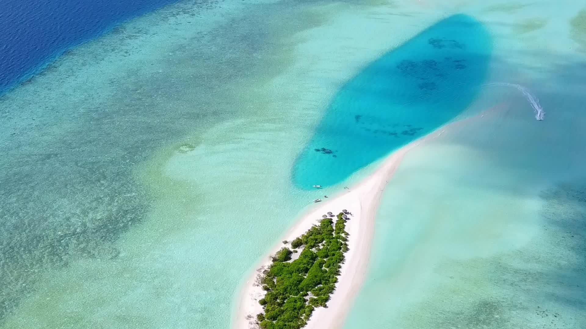 以蓝色的水和白色的沙滩为背景沿着海滩航行视频的预览图