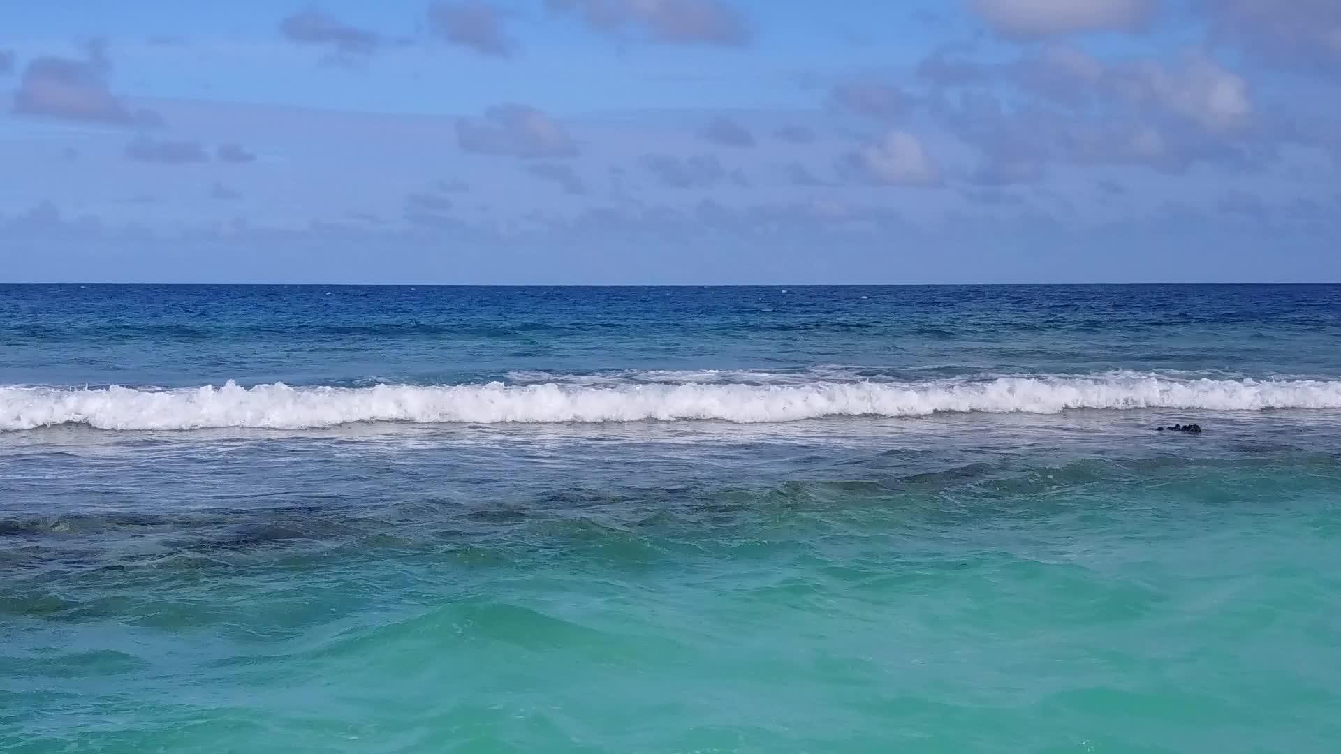 无人驾驶无人驾驶飞机飞行蓝海环礁湖海滩视频的预览图