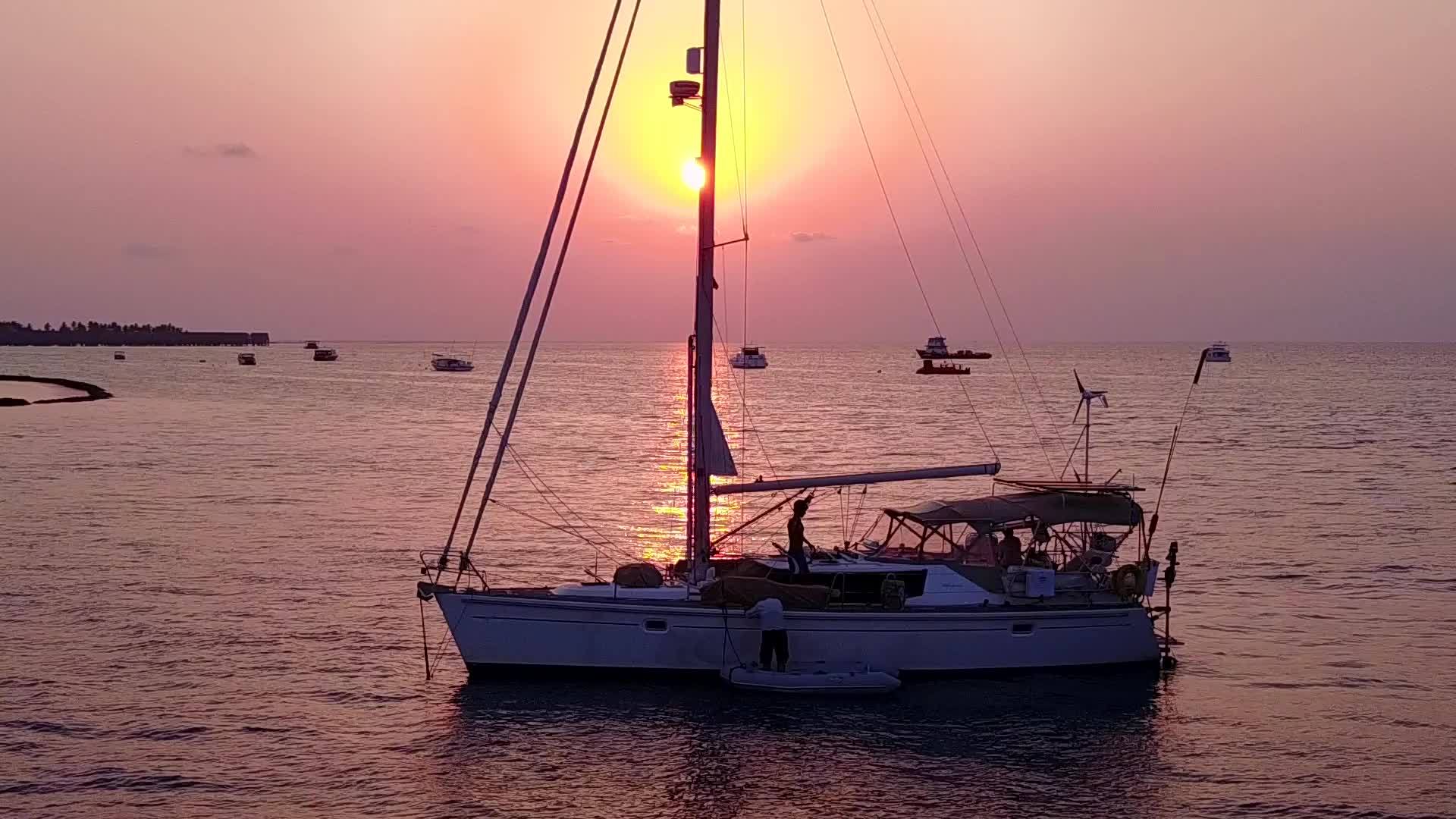 在蓝海和白沙的背景下热带海岸线海滩之旅视频的预览图