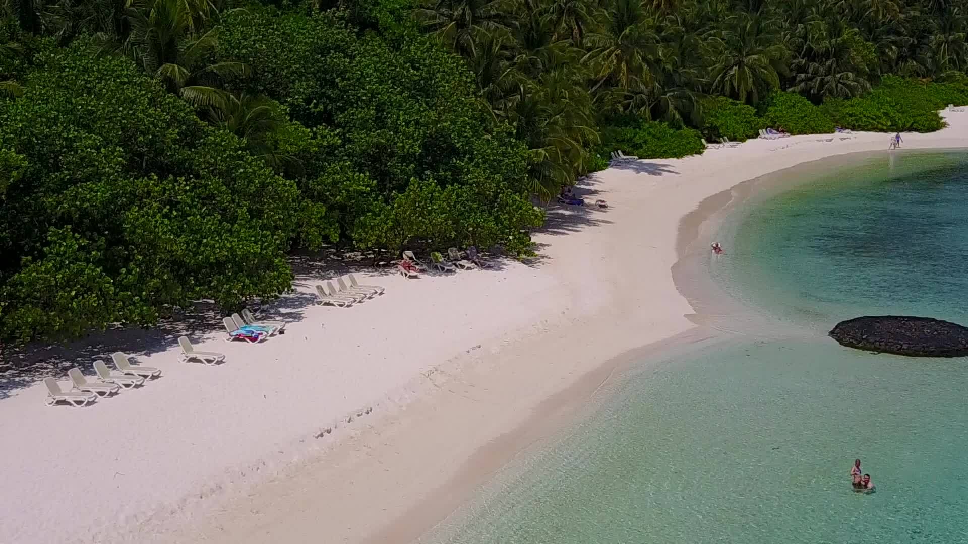 蓝海和清洁沙地背景的蓝海在海滩度假期间使用无人驾驶飞机视频的预览图