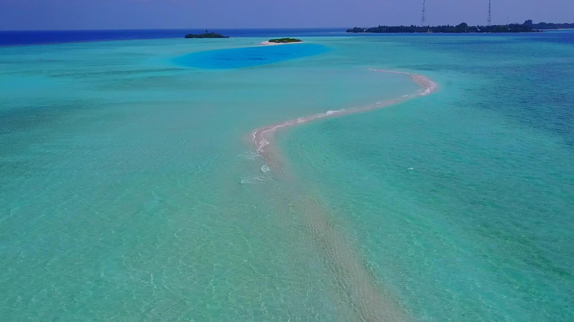 蓝色海洋和白色沙底背景的蓝色海滩无人驾驶飞机在空中抽象视频的预览图