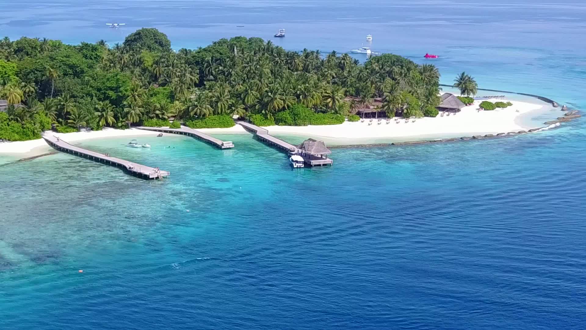 热带海景海滩航行热带海景旅游通过清洁沙土背景视频的预览图