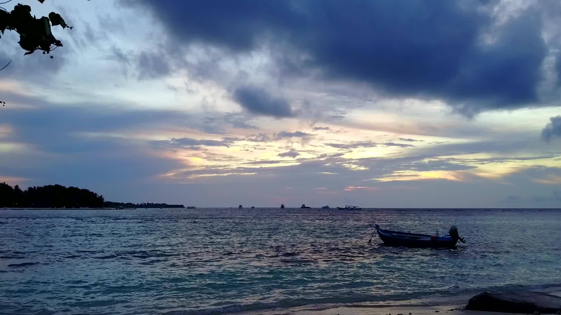 在蓝色海洋和白色海滩的背景下完美的无人机旅行视频的预览图