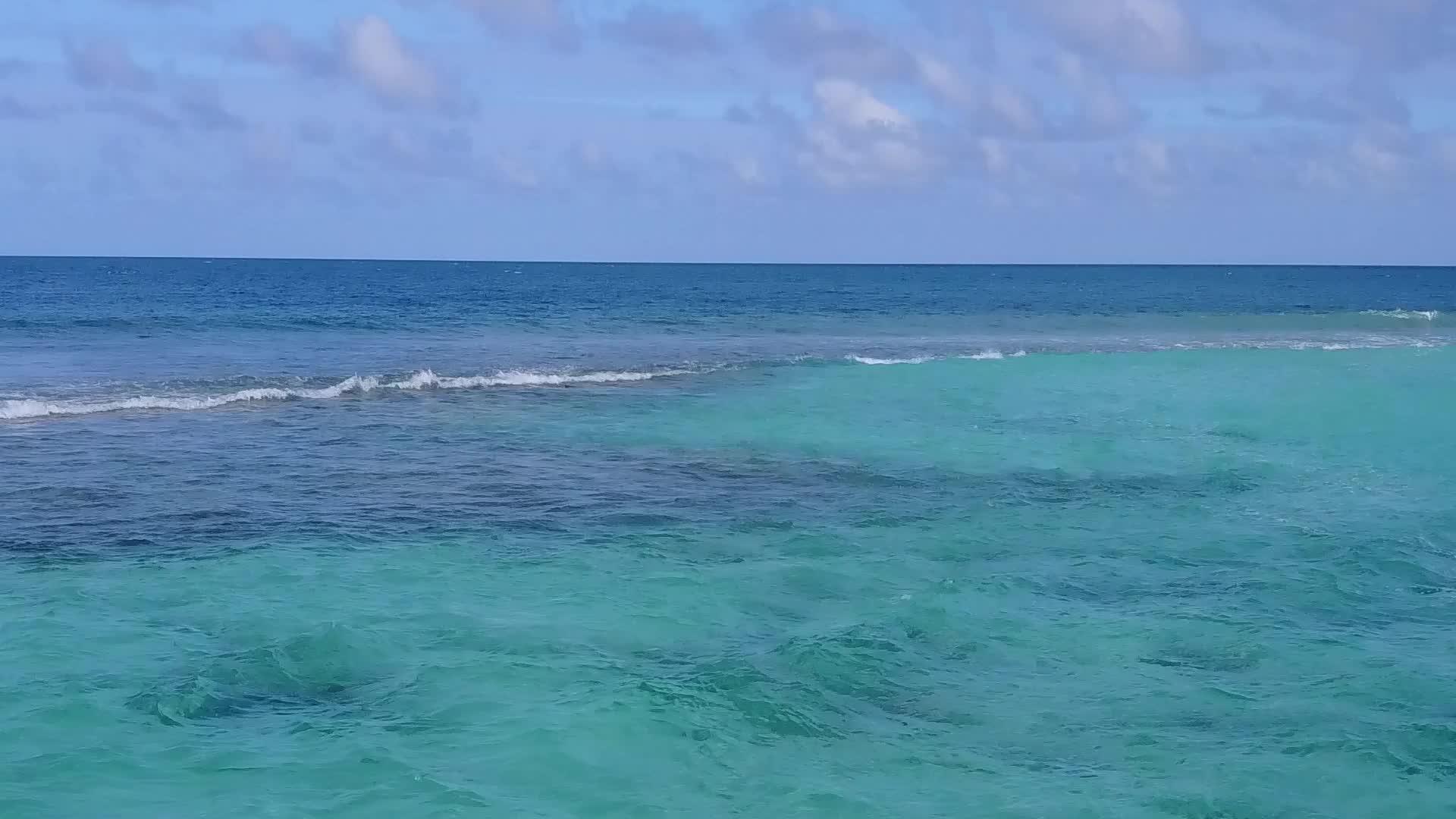 观察环礁湖和白色沙滩的清晰背景在无人空中航行视频的预览图