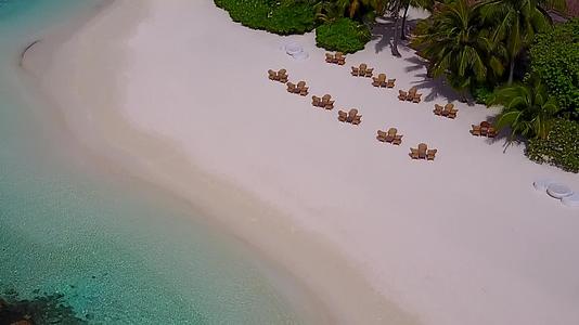 浅海白沙背景下的豪华旅游海滩生活方式无人机空中旅游视频的预览图