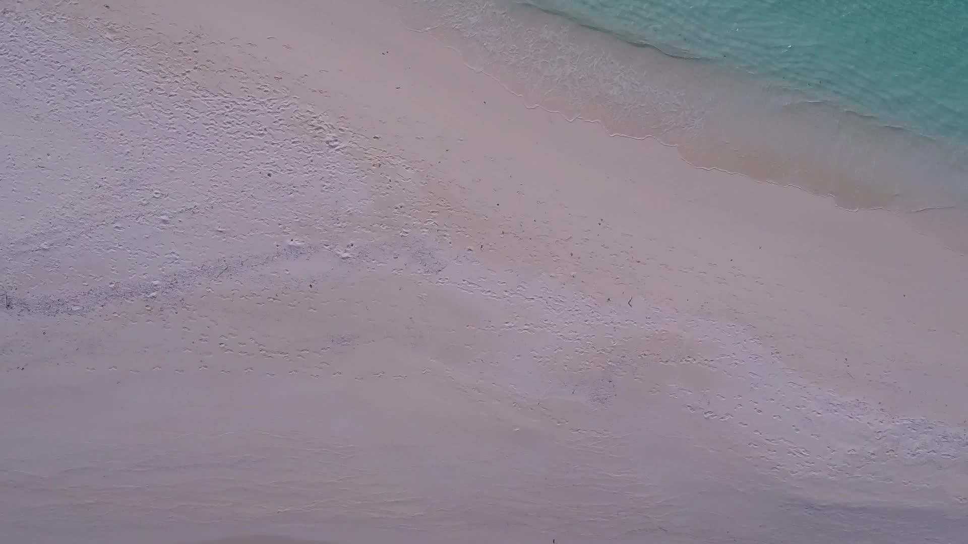 以白色海滩背景的蓝绿色海洋为例欣赏宁静湾海滩度假景象视频的预览图