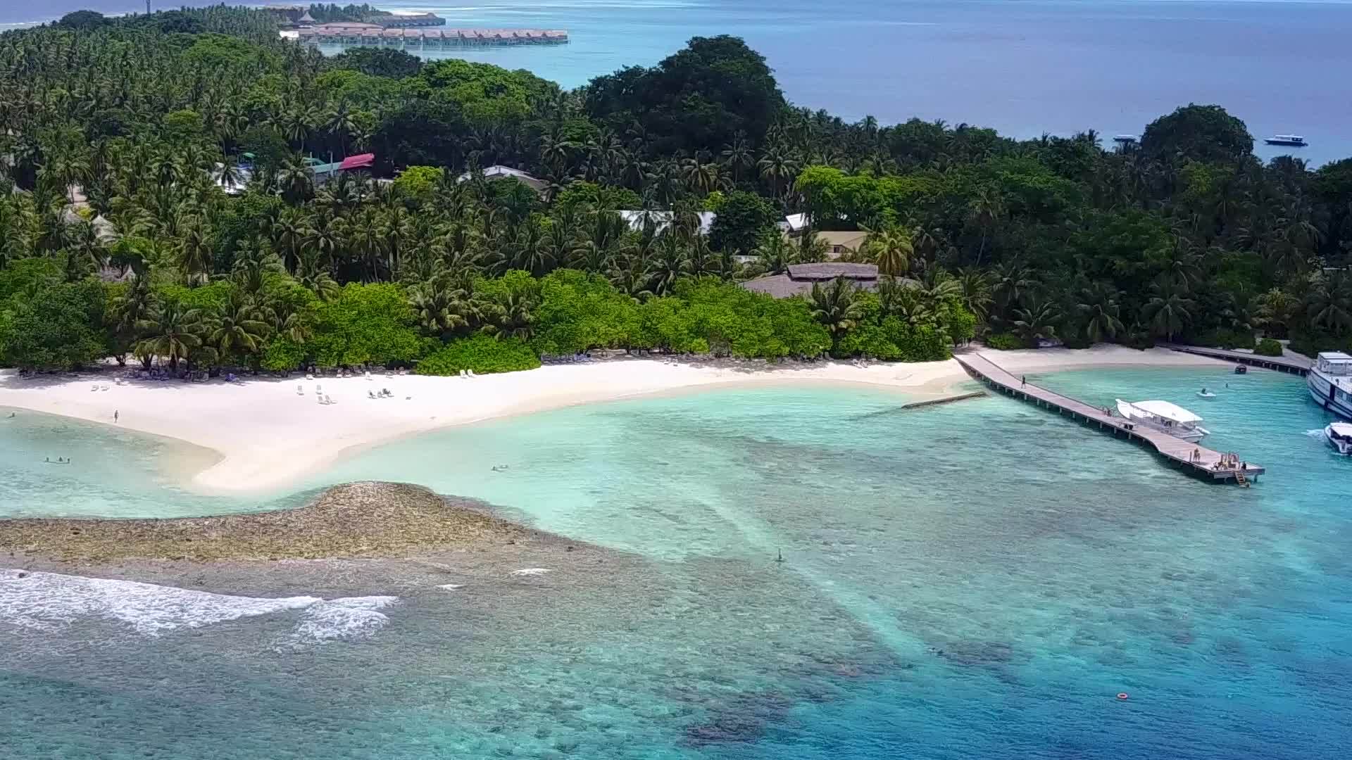 自然光滑的岛屿海滩度假以清水和清洁沙土为特征视频的预览图