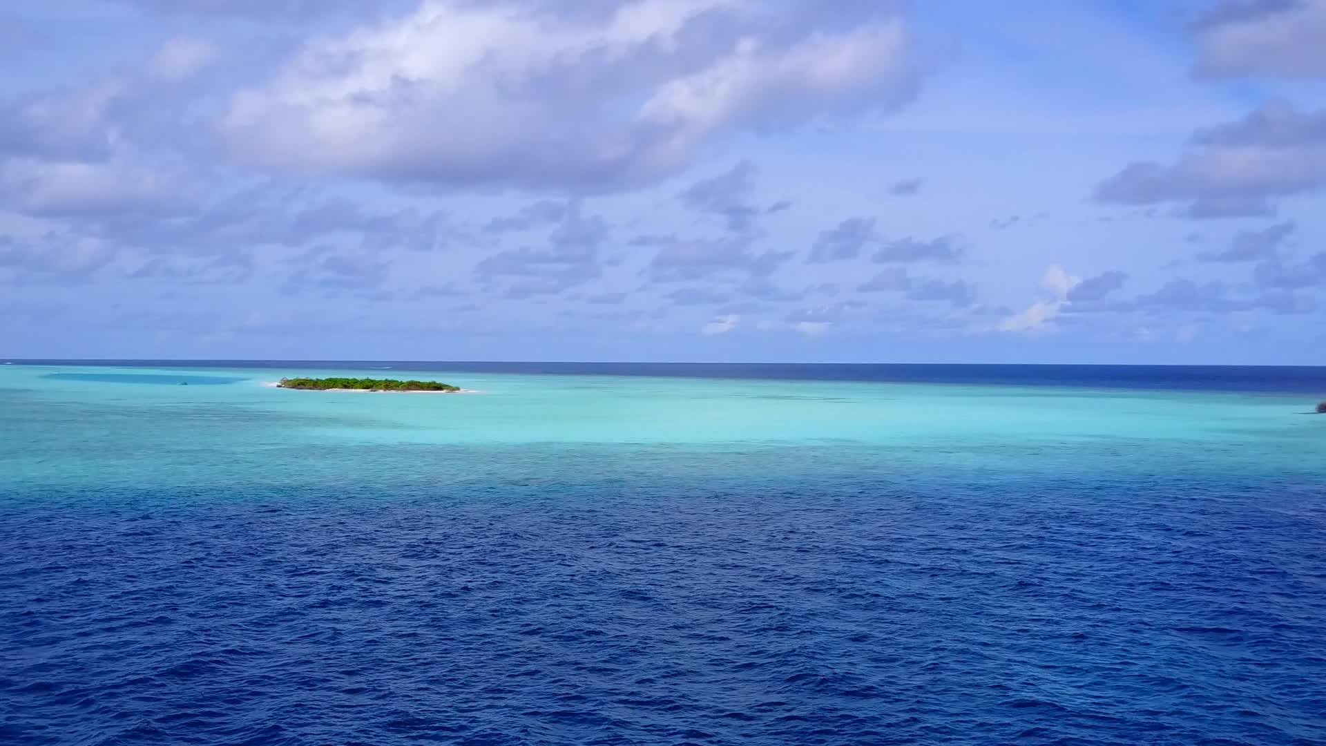 空中无人驾驶以蓝色水和白色沙底为背景视频的预览图