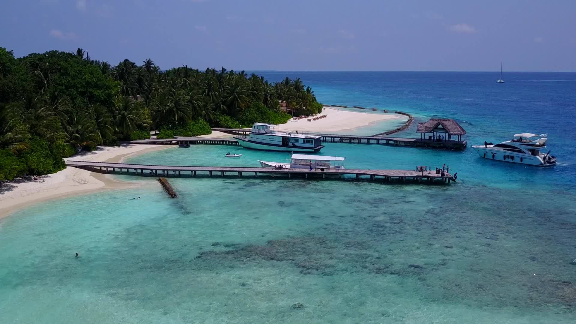 天堂泻湖海滩时间以环礁湖透明、白色沙子背景为例视频的预览图