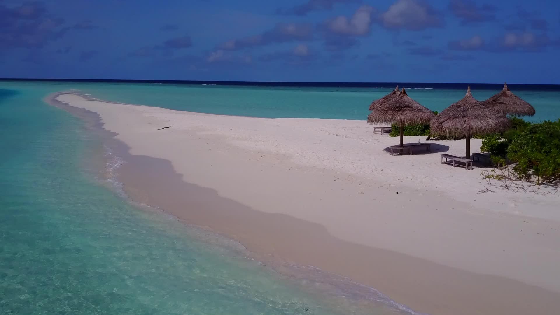 以具有白色沙子背景的透明海洋为例视频的预览图