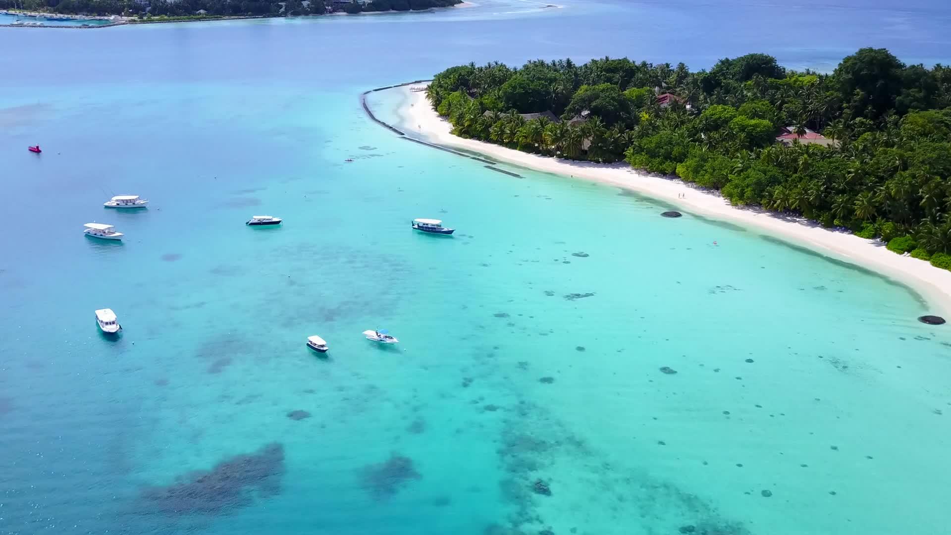 白沙底浅礁湖美丽环礁海滩假日海景无人驾驶飞机视频的预览图