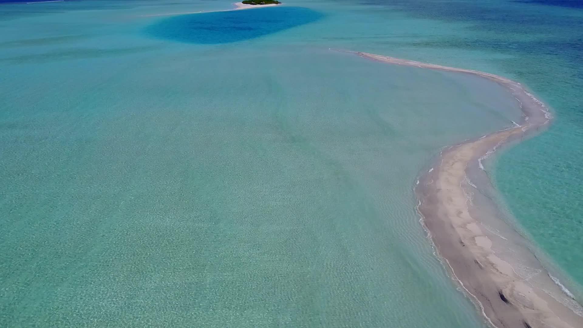 在绿松石海洋和白色海滩的背景下沿着田园诗般的海滩航行视频的预览图