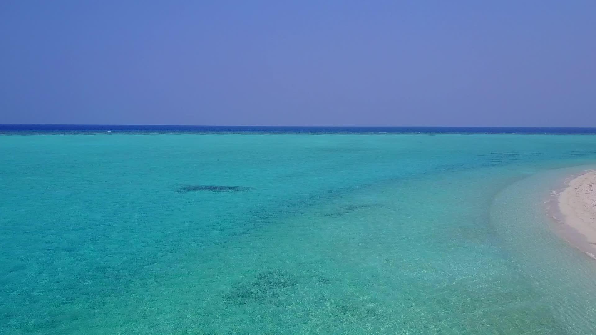 白沙背景透明泻湖豪华海滩生活方式无人机纹理视频的预览图