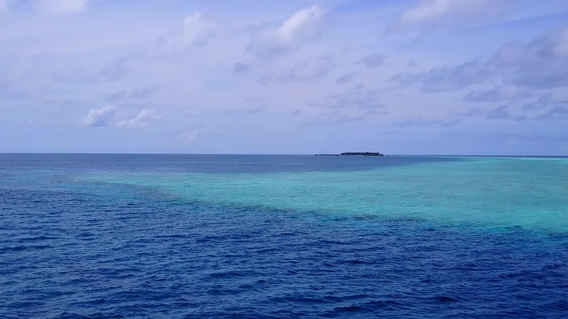 蓝色环礁湖和白色海滩背景的奇怪海岸线海岸海滩时间风景视频的预览图