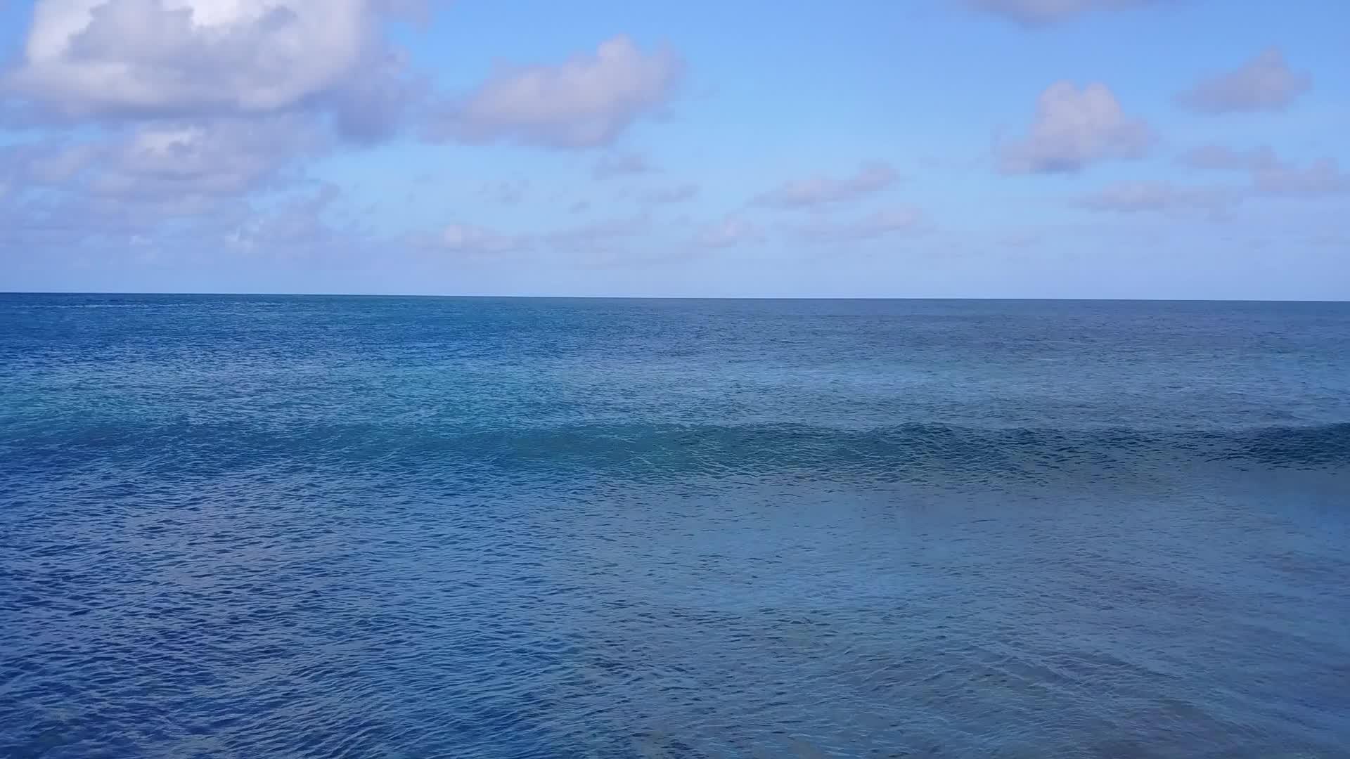 在蓝海和白沙的背景下完美的海滩度假无人机海景视频的预览图