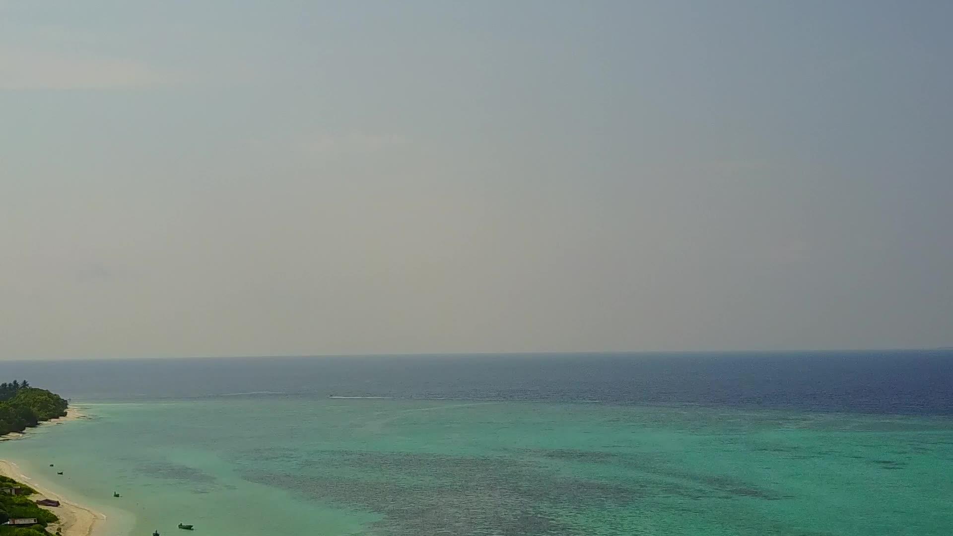 以蓝海和白沙为背景打破海滩宁静的海岸休闲视频的预览图