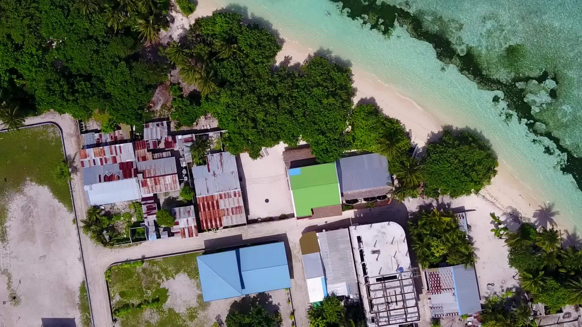 在宁静的海滩上航行清洁沙土背景环礁湖清澈无人驾驶视频的预览图