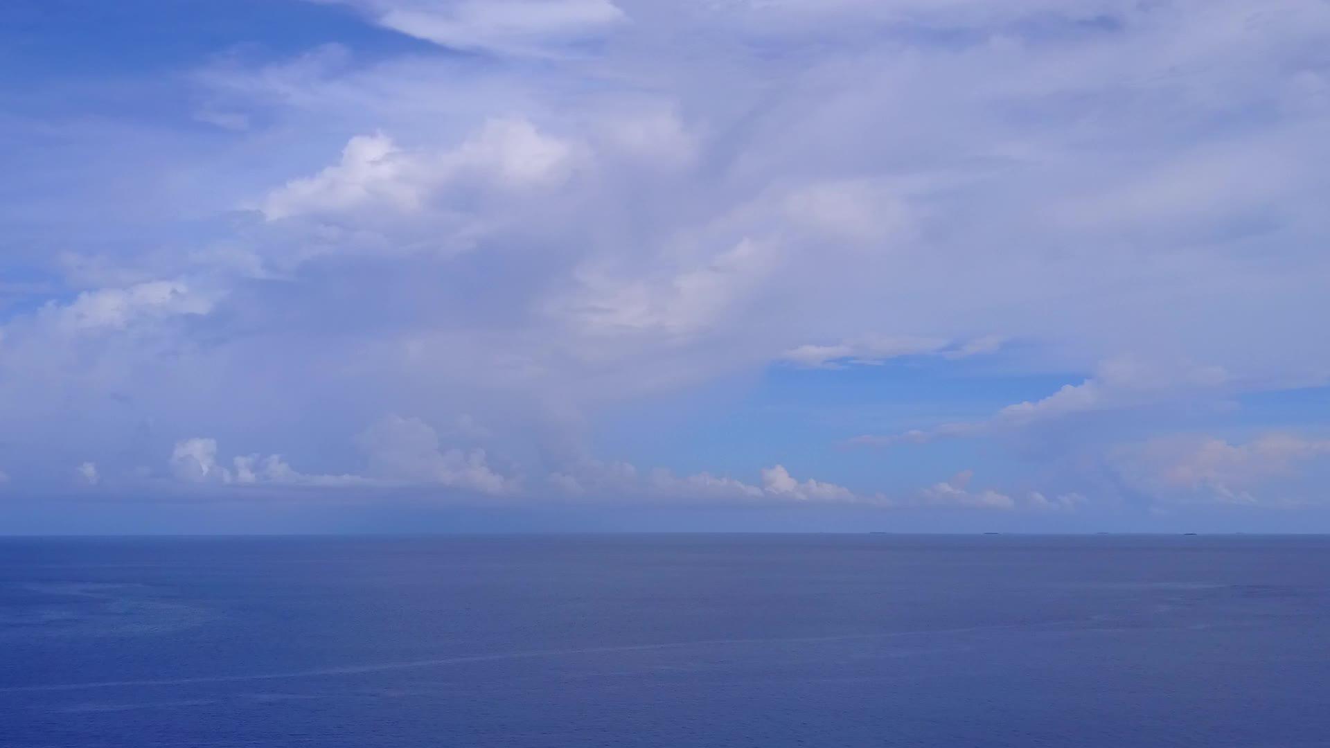 无人驾驶背景清晰环礁湖和白色海滩是一个安静的岛屿海滩视频的预览图