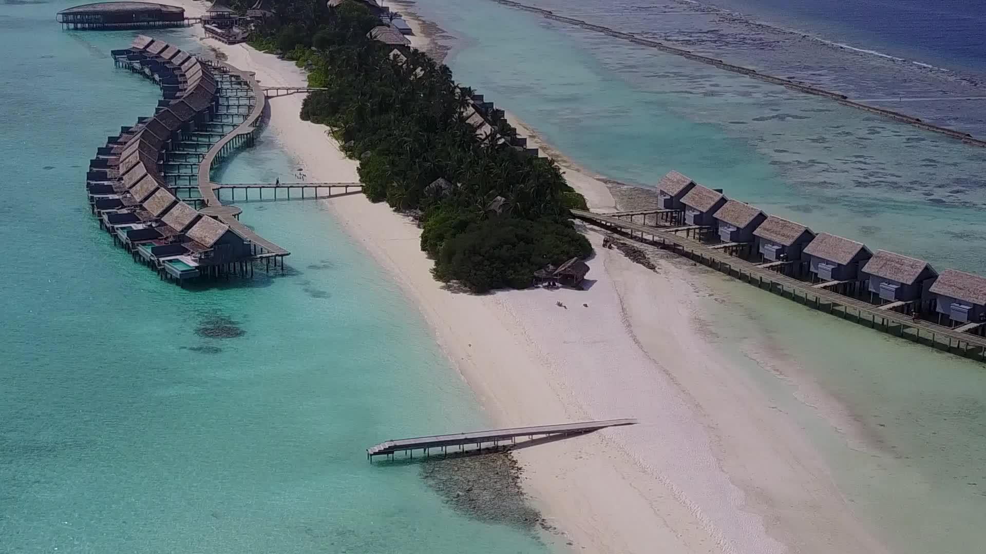 完美度假胜地海滩背景为浅环礁湖和白色沙滩视频的预览图