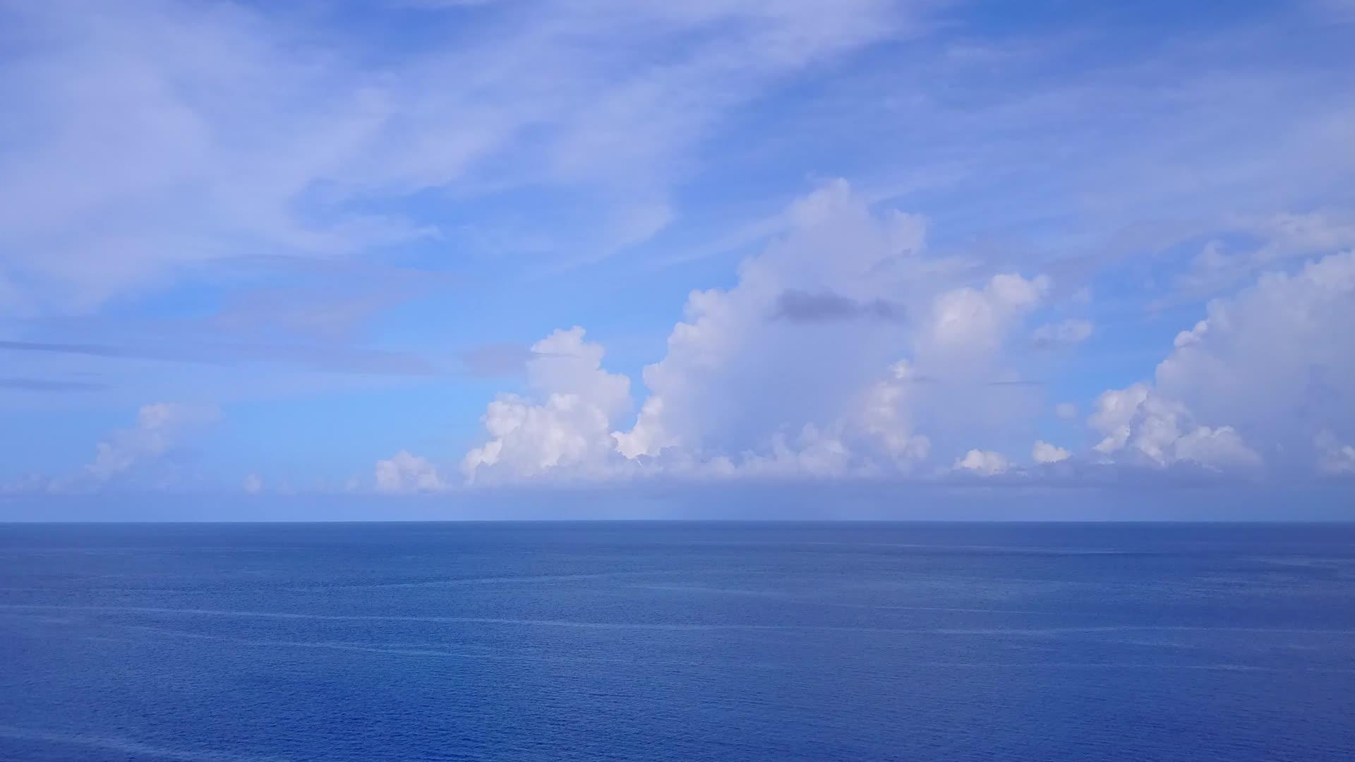 以蓝海和白沙为背景的天堂岛海滩生活方式视频的预览图