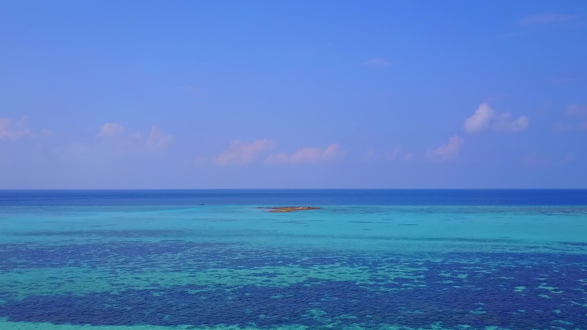 以蓝海和白色海滩为背景突破海岸海滩的奇怪海岸线视频的预览图