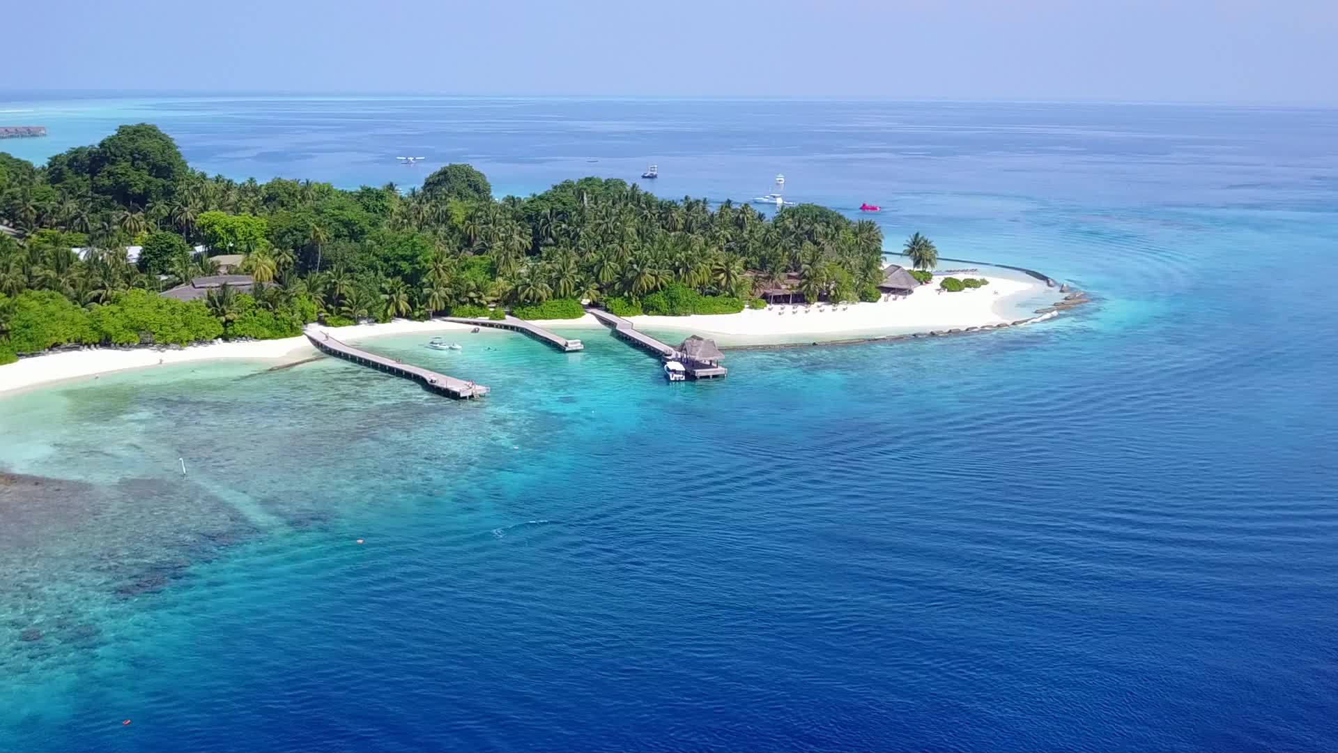 利用浅海和白色海滩的背景参观海滩旅游假日视频的预览图