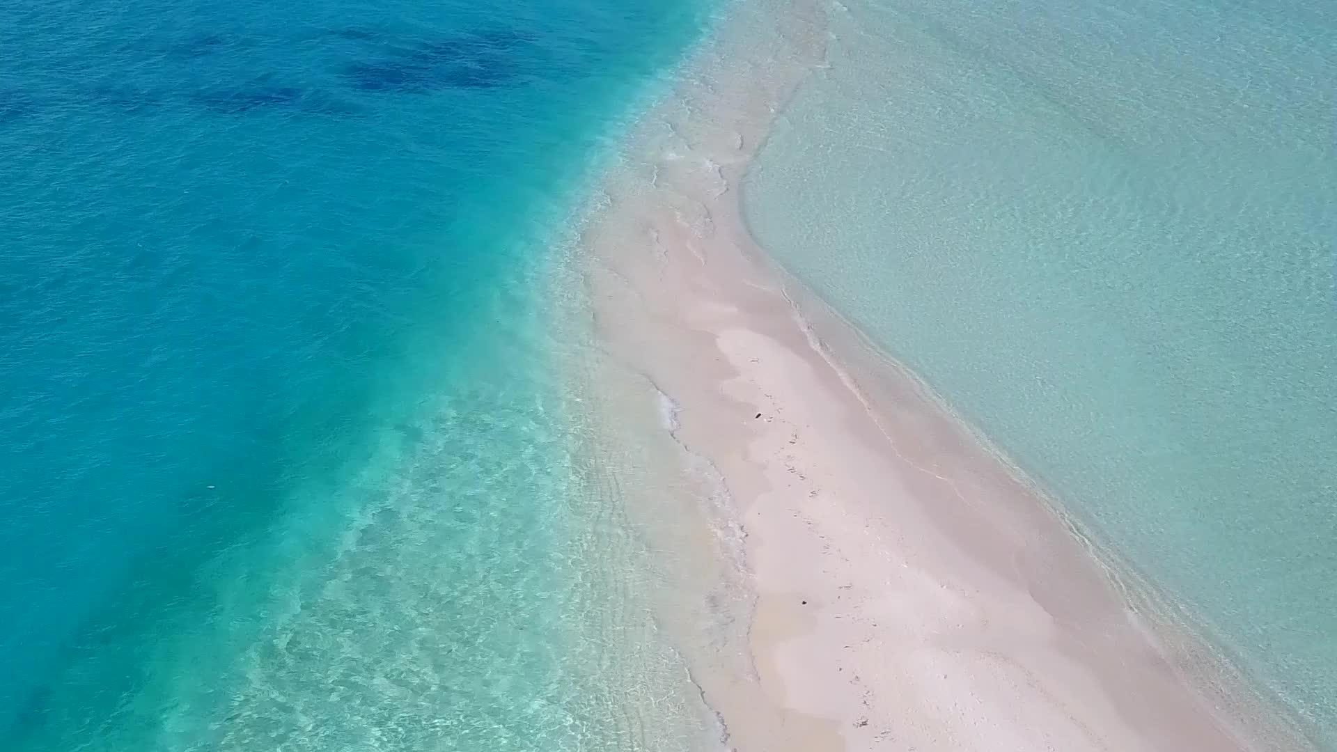 宁静的海岸海滩海景以透明的白色沙滩为背景视频的预览图