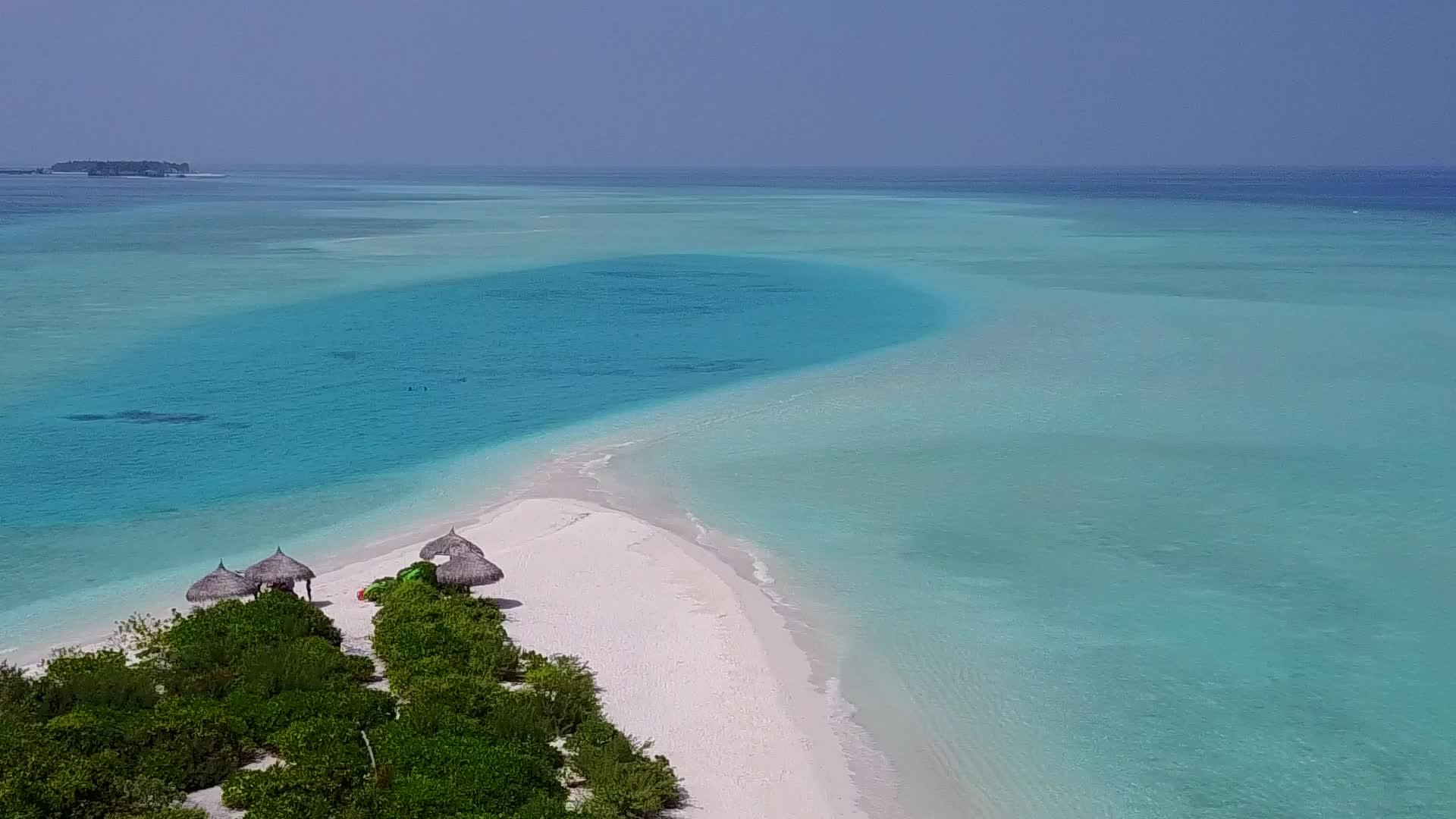 白沙背景浅海海滩之旅的空中性质视频的预览图