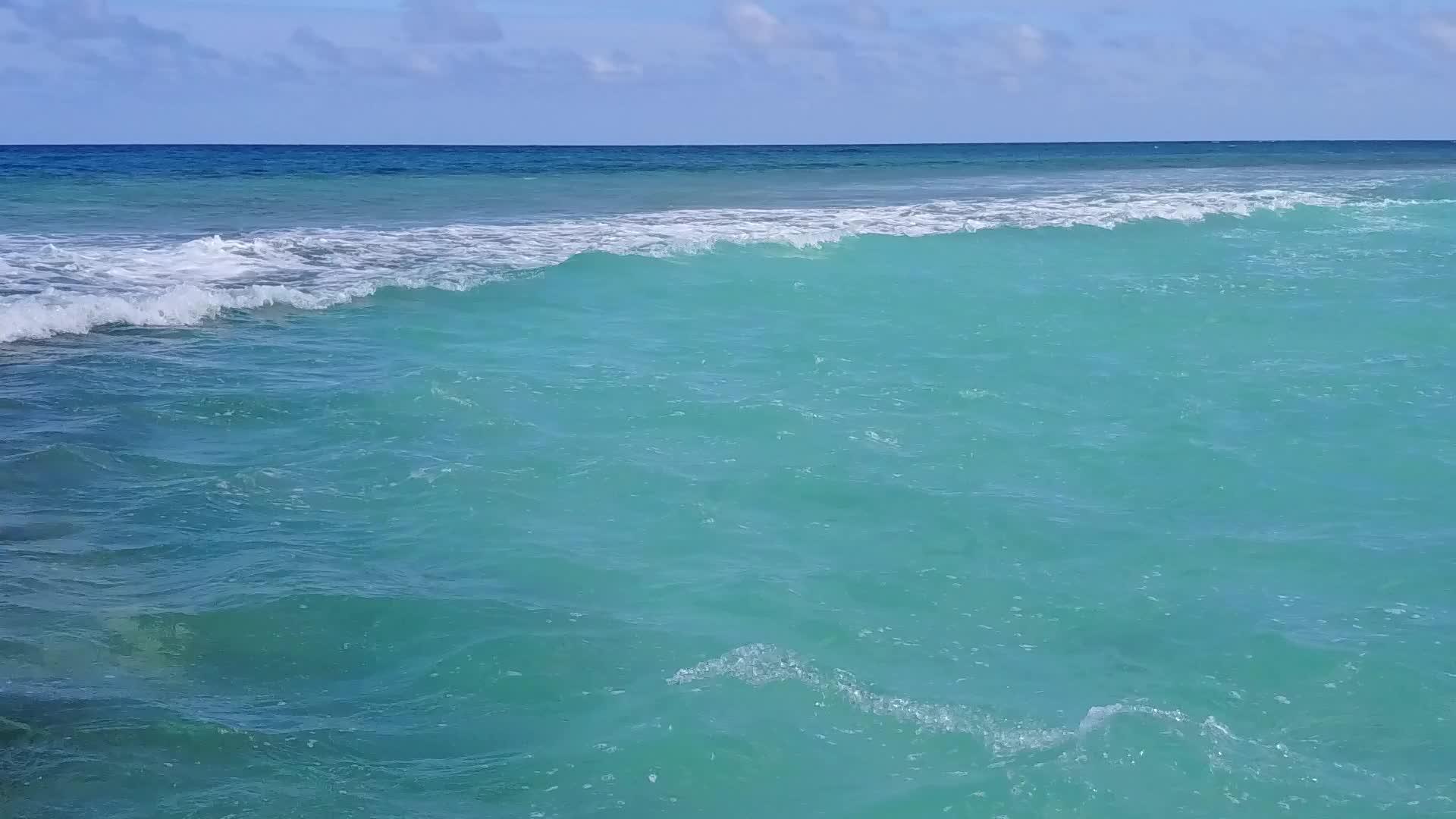 白色沙底水蓝色环礁湖的异国岸海滩航程空间纹理视频的预览图