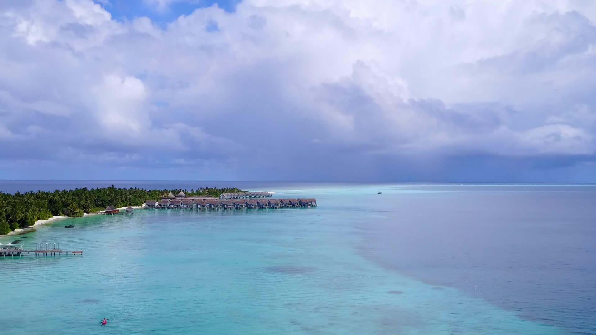 观察热带岛屿海滩的生活方式通过浅环礁湖和清洁海滩的背景视频的预览图