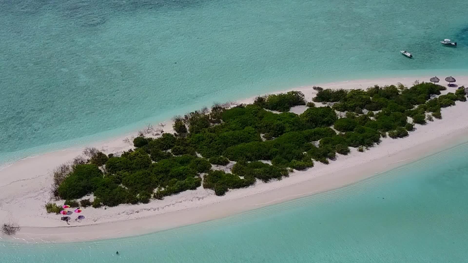 热带海岸线海滩时间在透明海洋和白沙的背景下视频的预览图