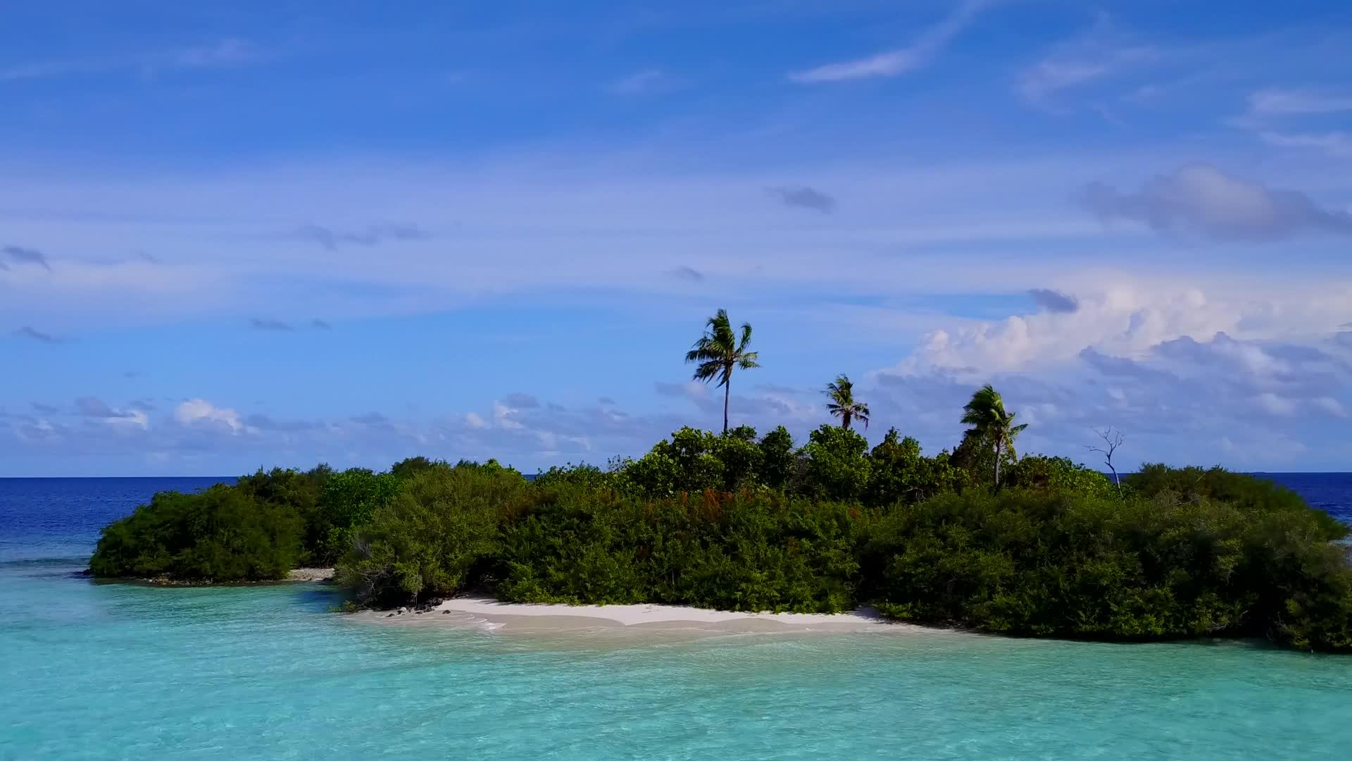 蓝色海洋和白色海滩背景下田园诗般的海景海滩冒险无人机视频的预览图