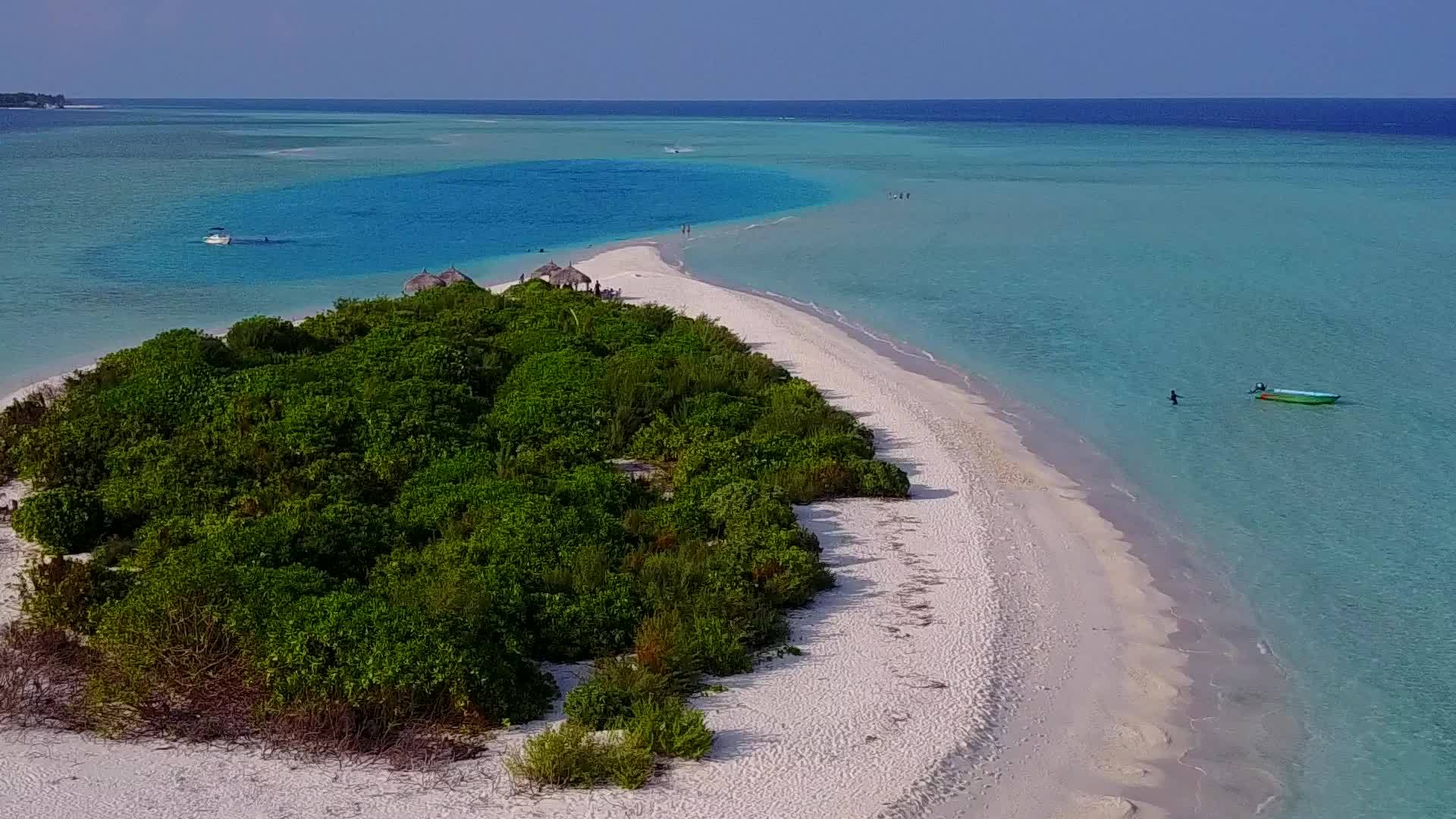 浅蓝色海水无人机在白沙背景下观赏完美的海岸线海滩生活方式视频的预览图