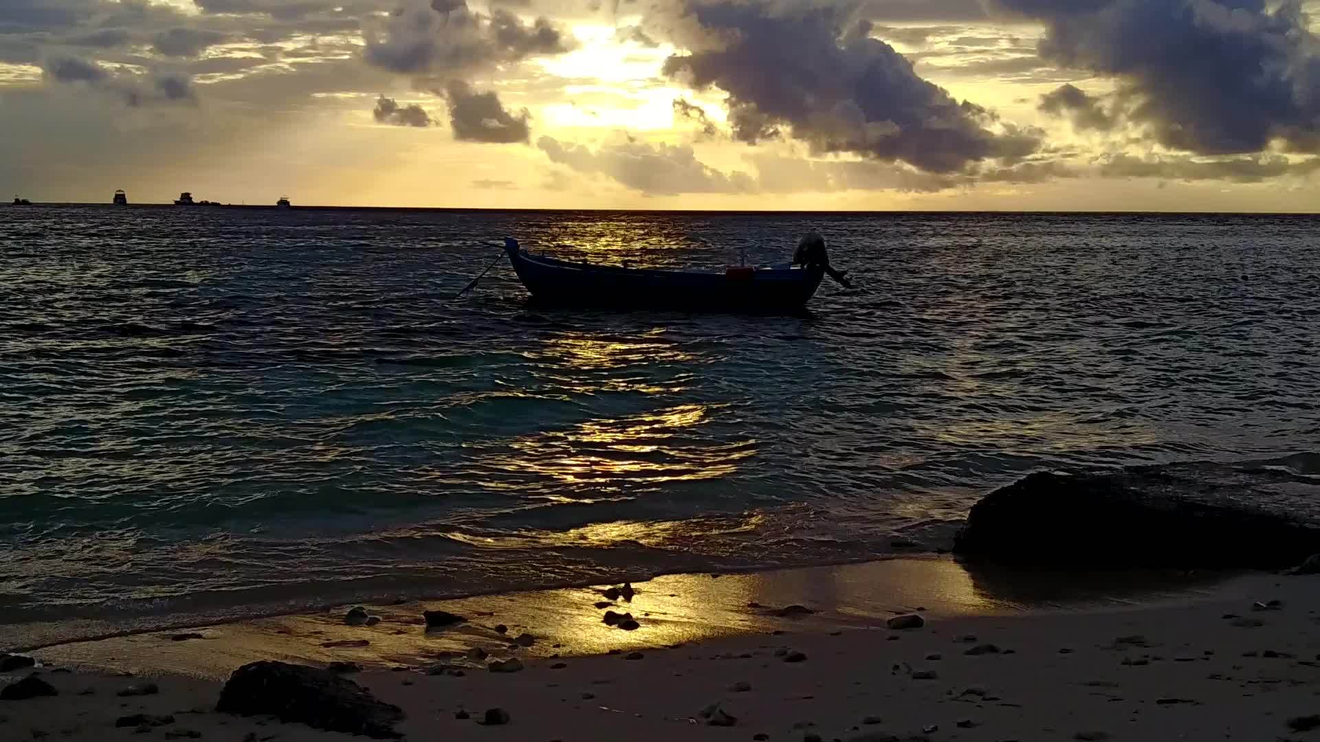 清澈的泻湖旁有田园诗般的度假胜地海滩无人机景观视频的预览图