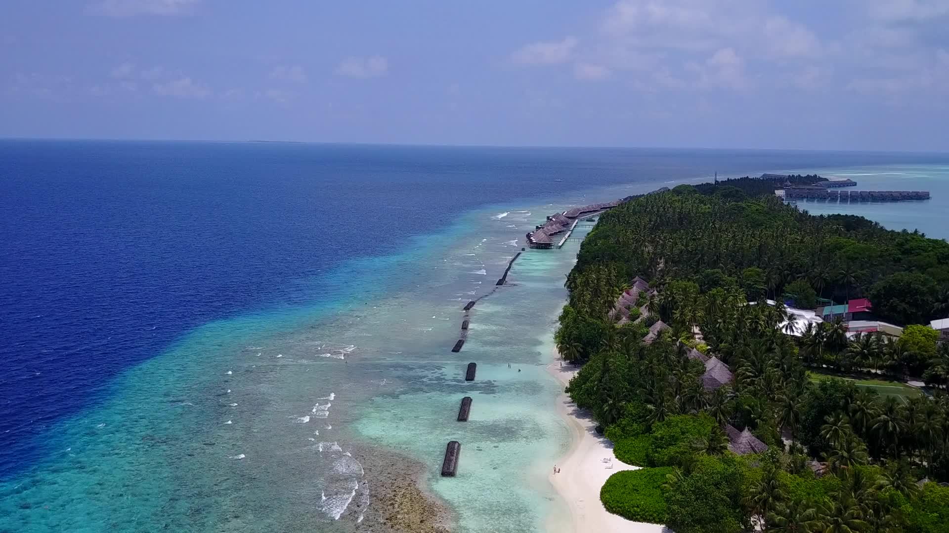 热带海岸海滩的空中无人机全景是清澈的水和干净的沙子视频的预览图