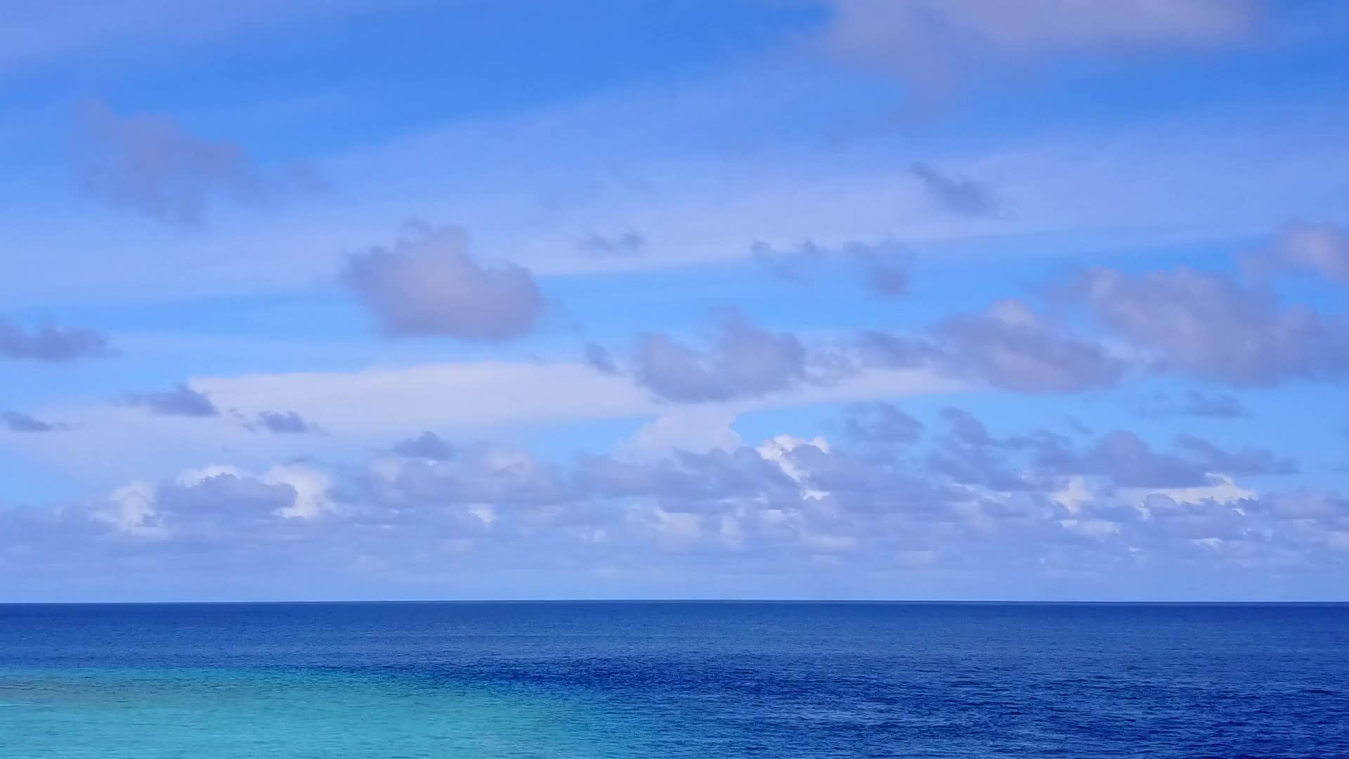 热带无人驾驶飞机景观以白沙为热带度假胜地海滩景观视频的预览图