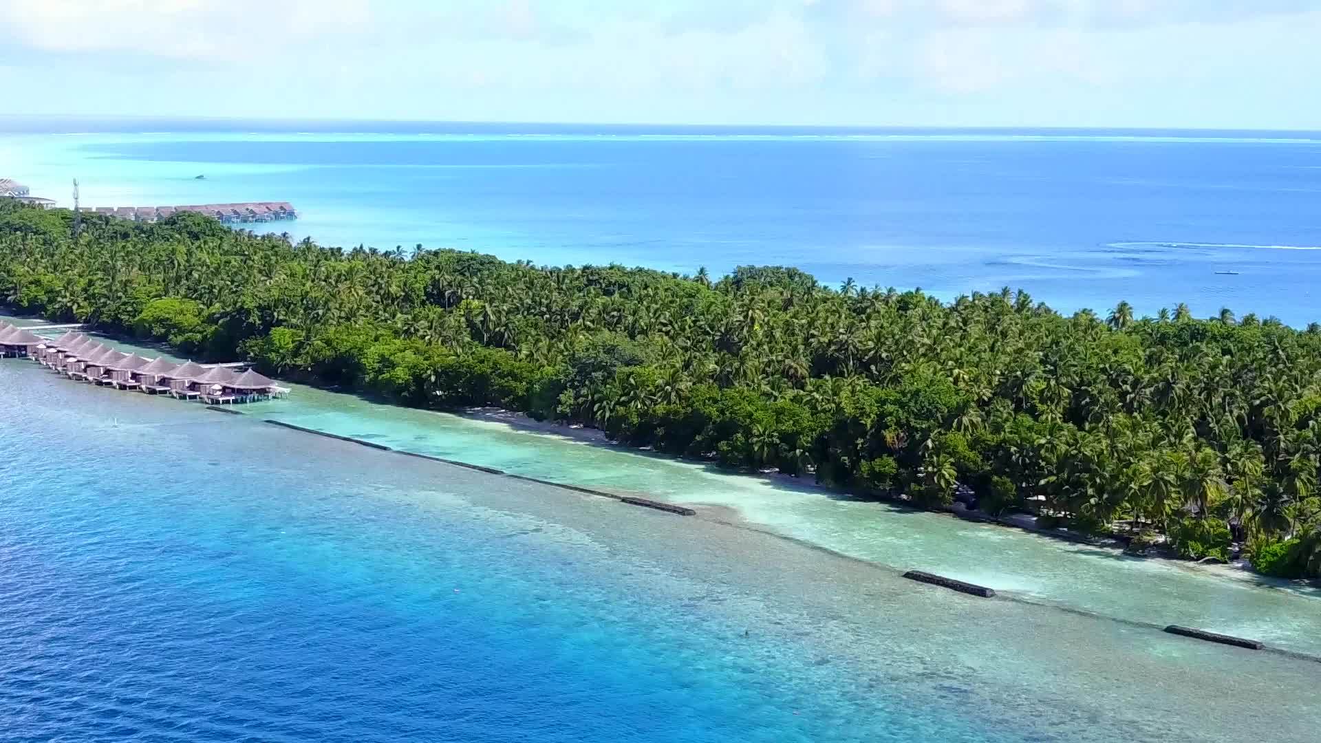 热带海景探索蓝绿色海洋和白色沙底背景的海滩视频的预览图