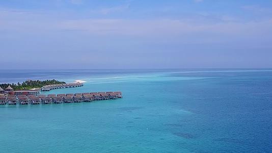 利用透明的海洋和浅沙背景观赏异国湾海滩断端的空中旅游视频的预览图