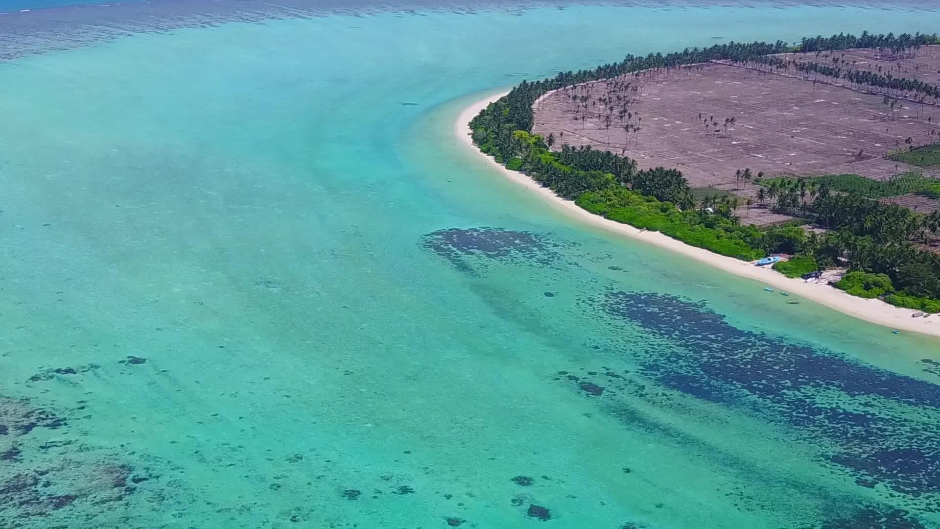 以白色沙滩背景的蓝海为例观看长环礁湖海滩破碎的天空视频的预览图