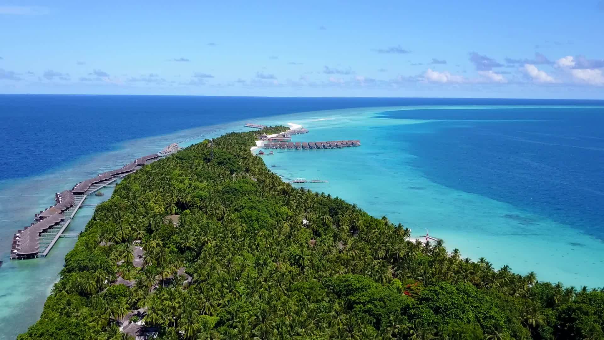 热带海浪和白沙以绿海和白沙为背景视频的预览图