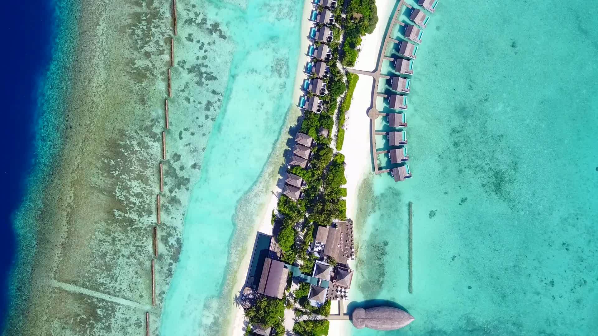 通过白色的沙底和蓝色的水观看天堂湾海滩度假的风景视频的预览图
