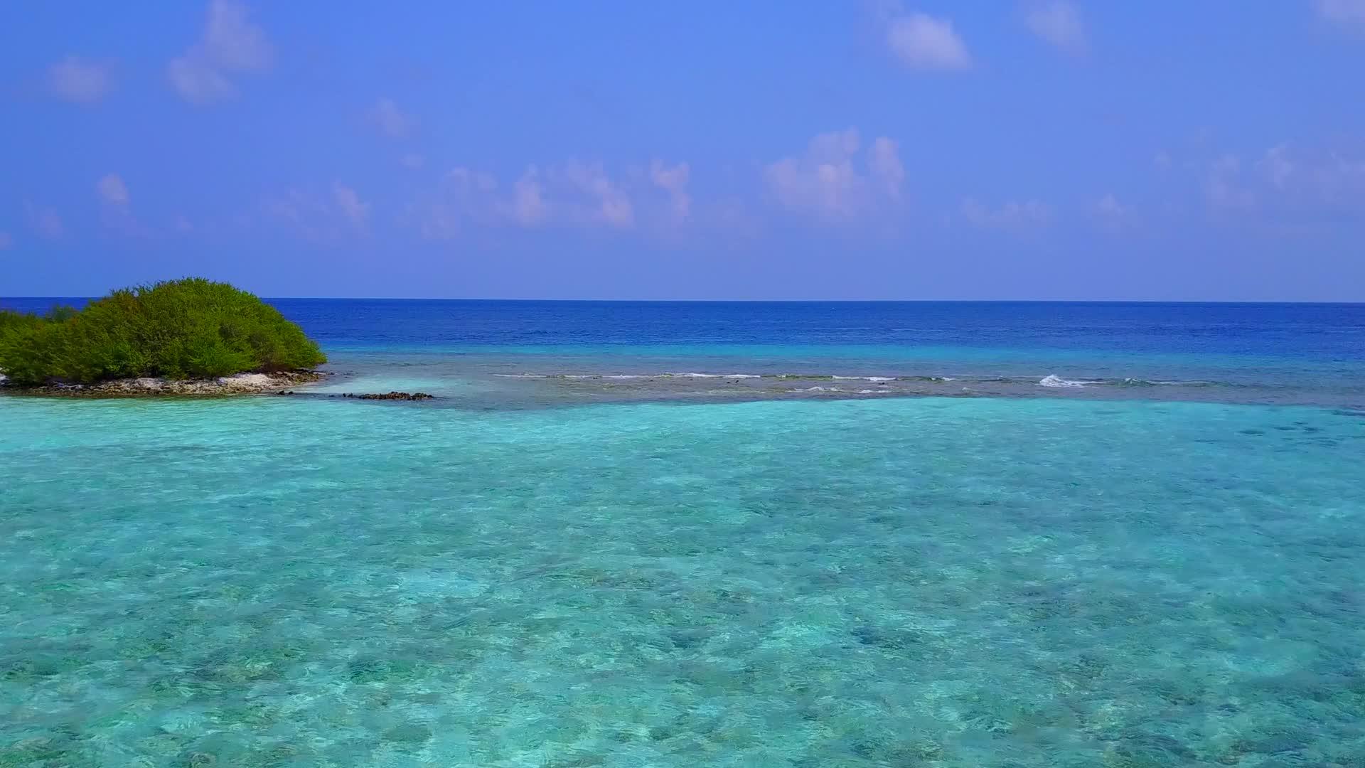 以浅沙为背景的蓝色海洋进行海上观察和海滩探索它在深蓝色的海面上视频的预览图