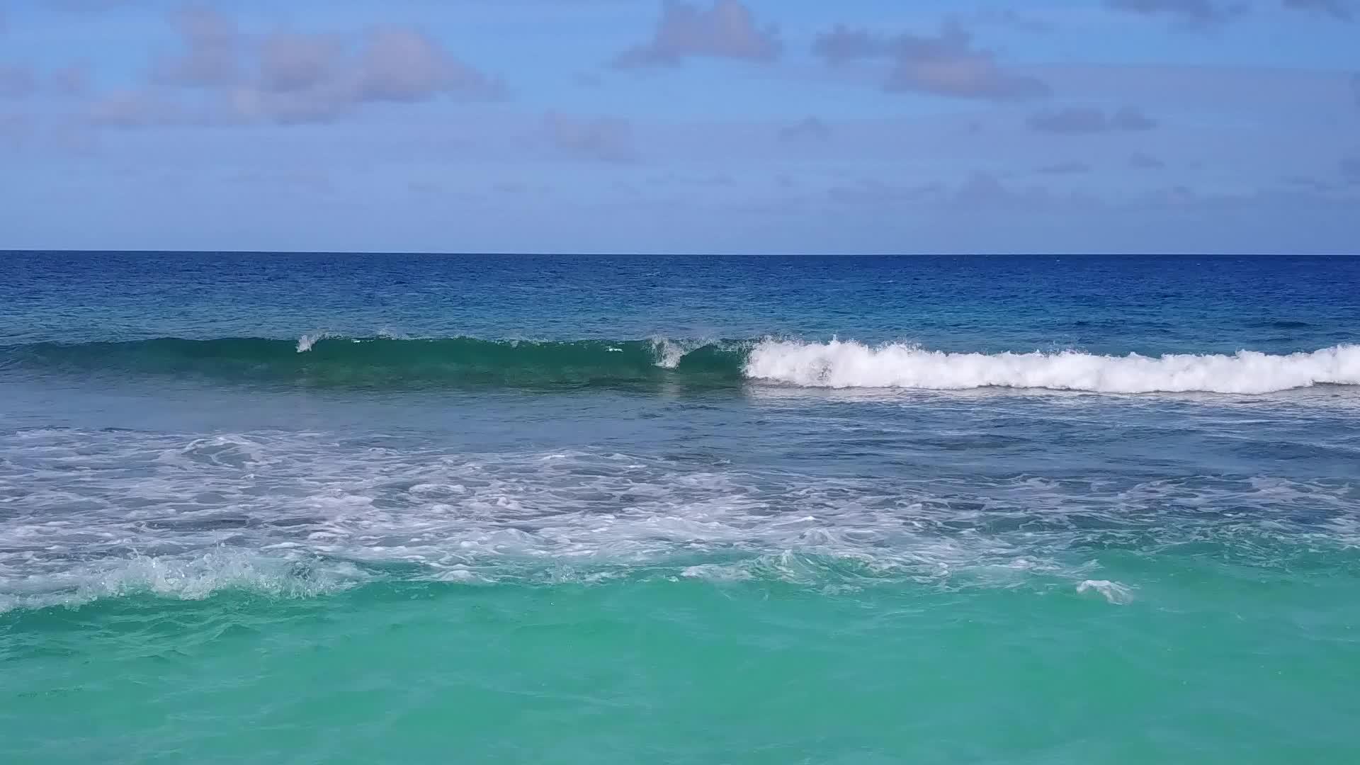 在白沙的背景下透明的海洋和田园诗般的海滩度假视频的预览图