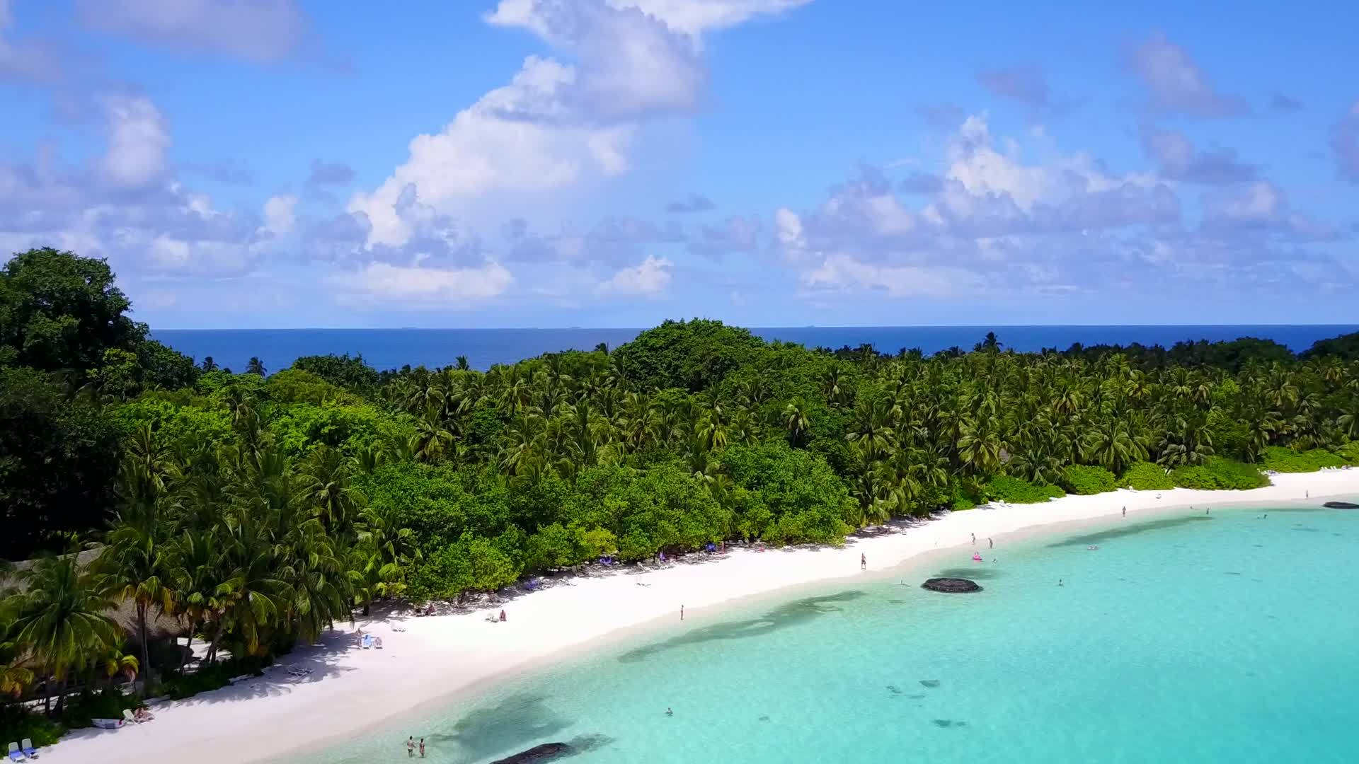 以蓝海和浅沙为背景的奇怪岛屿海滩之旅的海洋景象视频的预览图